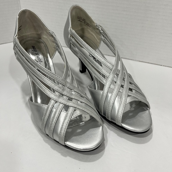 Easy Street Womens Oceana Peep‎ Toe Stiletto Heel Pumps. Size 6W. Color: Silver - Picture 4 of 6